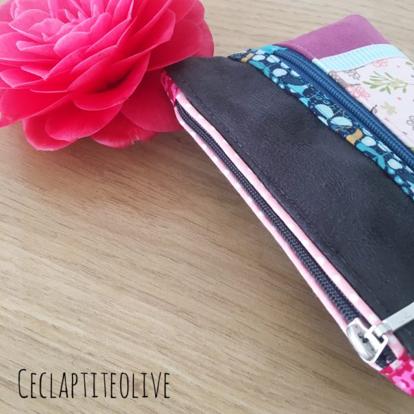 sac-portemonnaie-twozip--poches-suédine-noir-bordeaux-rouge-fleurs--bandoulière-ceclaptiteolive-couture-création-vendée-atelier-tutoriel